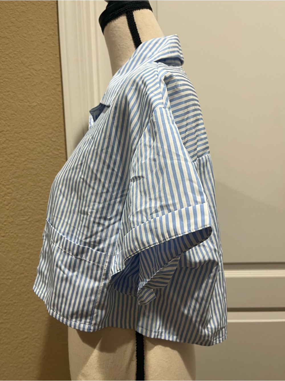FASHION NOVA BLUE AND WHITE CROPPED BUTTON UP TOP - Picture 6 of 9